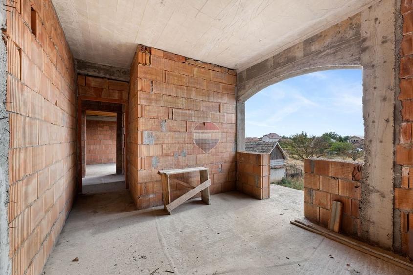 Casă individuală cu 5 camere cu Teren 1468 Mp în Semlac