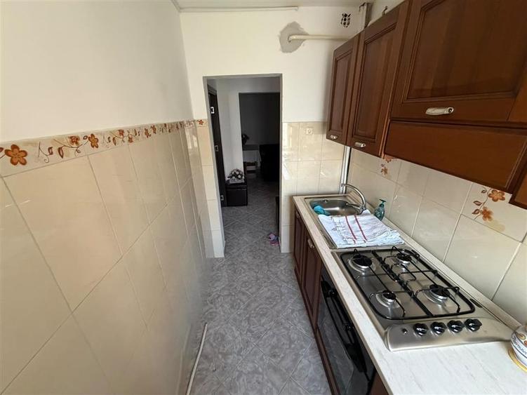 Apartament cu 3 camere decomandat, mobilat în Sud
