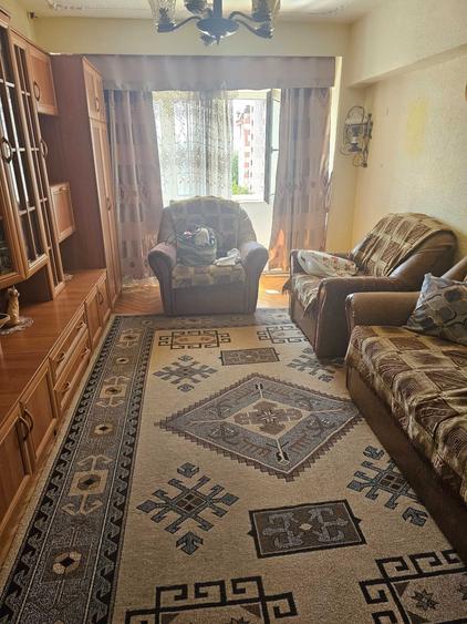 Apartament cu 4 camere decomandat în Exterior Vest