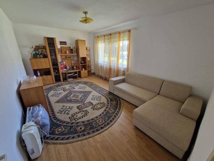 Apartament cu 3 camere decomandat, mobilat în Hotvon