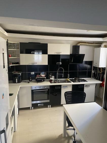 Apartament cu 4 camere decomandat în Central