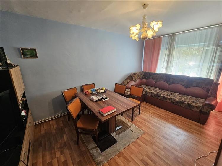 Apartament cu 3 camere decomandat în Micro IV