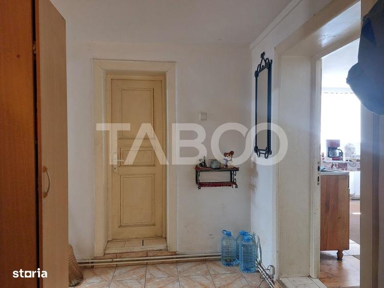 Casă cu 3 camere decomandat în Prislop
