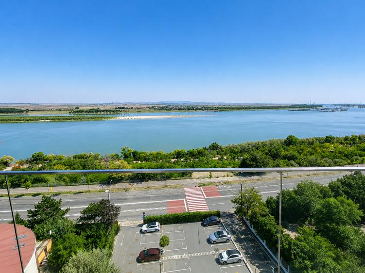 Apartament cu 3 camere decomandat în Faleză