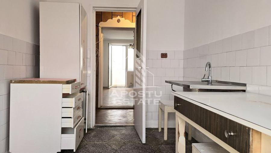 Apartament cu 4 camere semidecomandat în Aradului