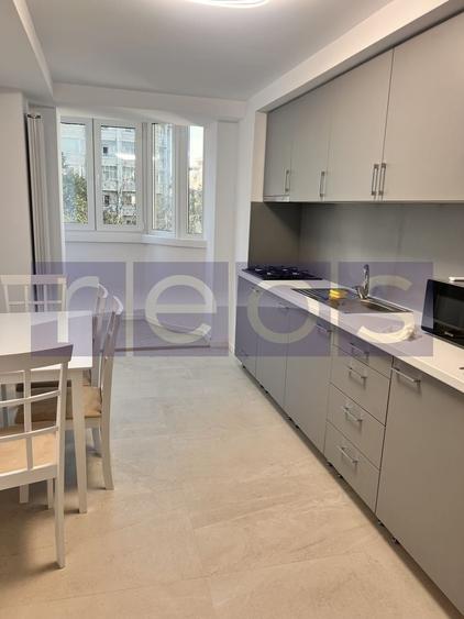 Apartament cu 3 camere decomandat, mobilat în Decebal