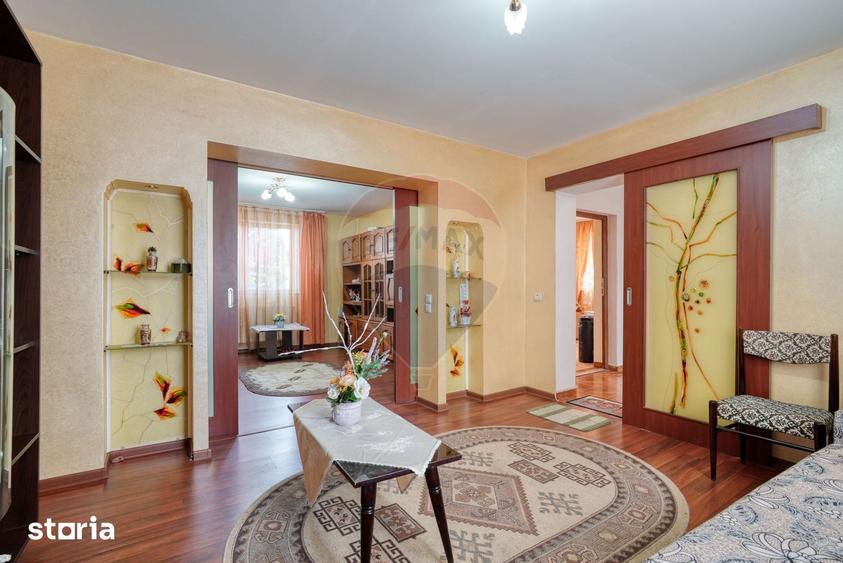 Casă cu 6 camere cu Teren 416.37 Mp în Bartolomeu