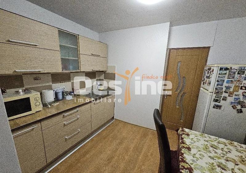Apartament cu 3 camere decomandat, mobilat în Soarelui