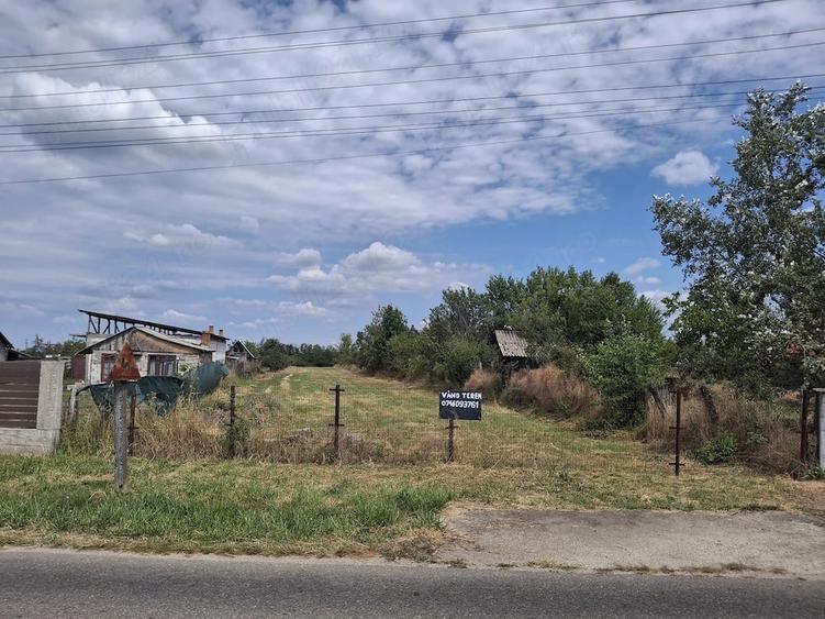 Teren de 3687 mp, în Poiana Lacului