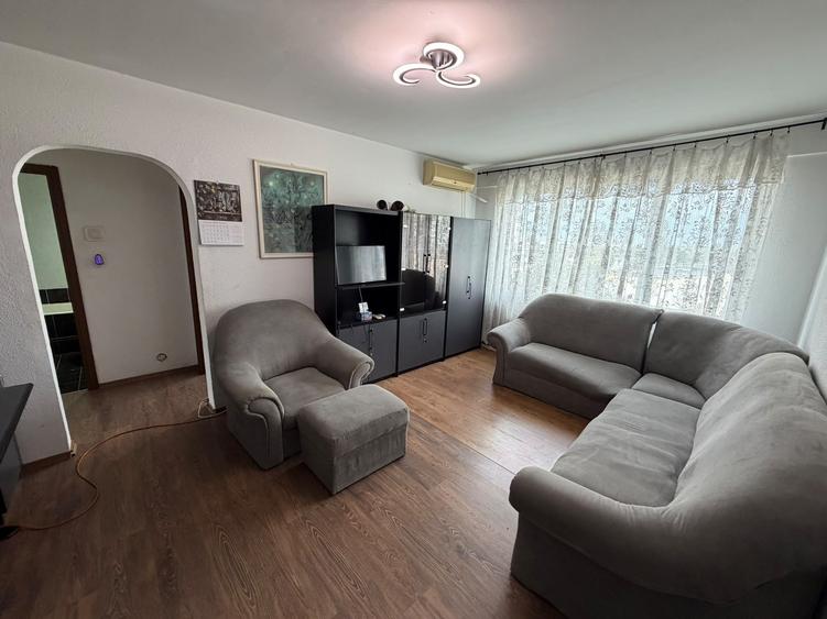 Apartament cu 3 camere semidecomandat în Titan