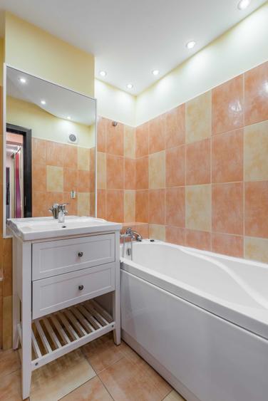 Apartament cu 3 camere semidecomandat în Victoriei