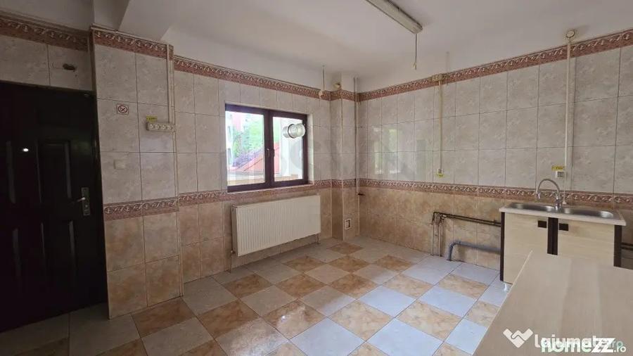 Casă cu 7 camere cu Teren 300 Mp în Rahova