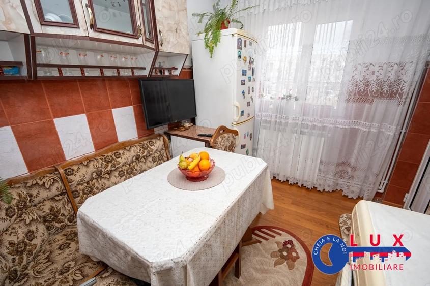 Apartament cu 3 camere semidecomandat în Neptun