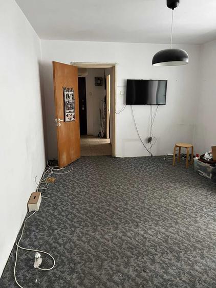 Apartament cu 3 camere semidecomandat în Central