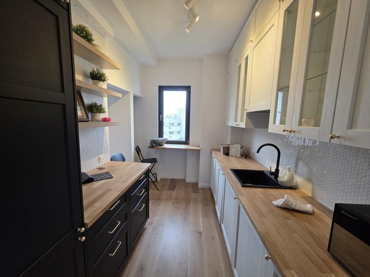 Apartament cu 3 camere semidecomandat, mobilat în Universitate