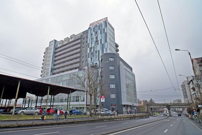 Birou, de 7,500 mp, în Central