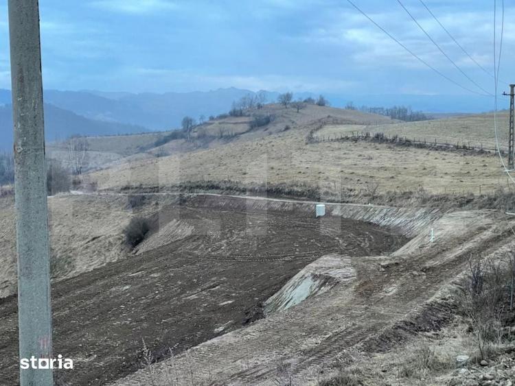 Teren de 5200 mp, în Ponor