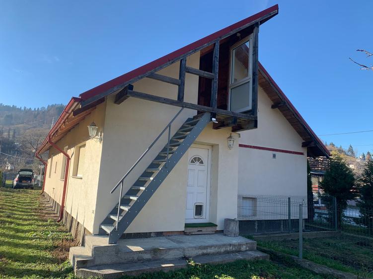 Casa cu etaj si semineu, intr-o zona linistita - 4