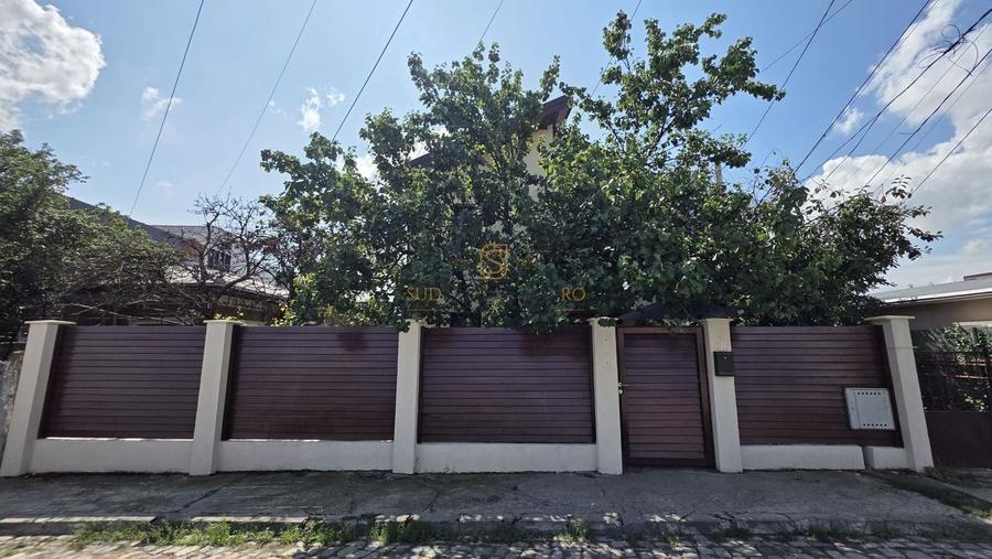 Casă individuală cu 4 camere cu Canalizare în Central
