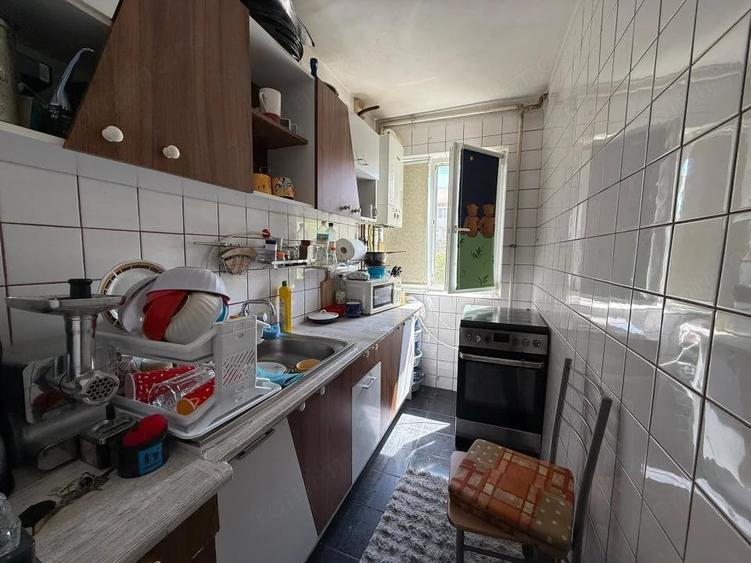 Apartament cu 3 camere semidecomandat în Cetății