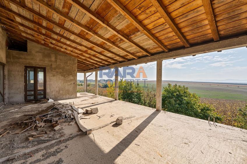 Casă cu 6 camere cu Garaj în Bâra