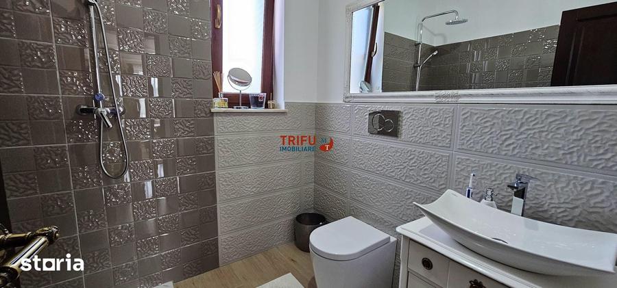 Casă cu 4 camere cu Teren 1698 Mp în Central