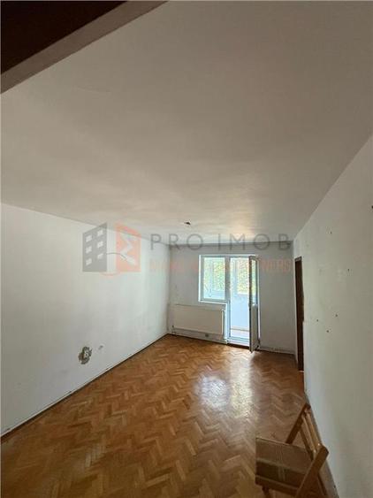 Apartament cu 3 camere semidecomandat în Micro 14