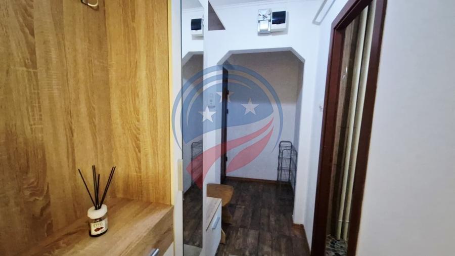 Apartament cu 3 camere semidecomandat, mobilat în Craiovița Nouă