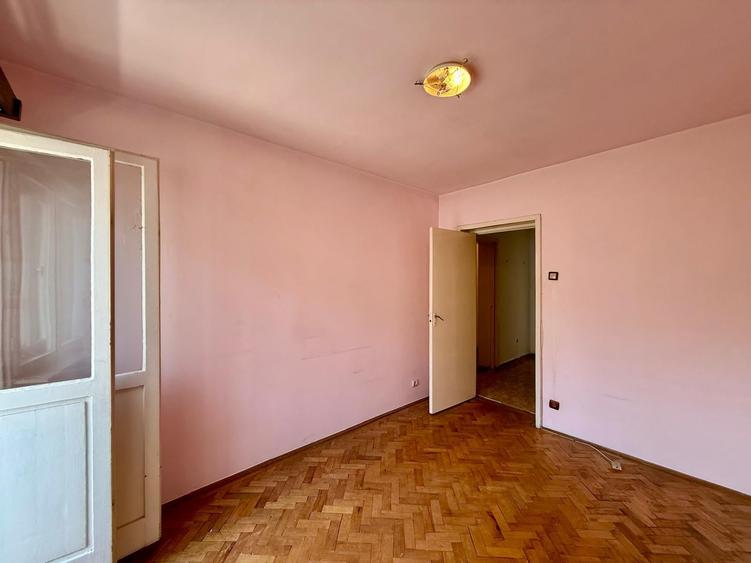 Apartament cu 4 camere decomandat în Piața Centrală