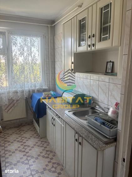 Apartament cu 3 camere semidecomandat în Berceni