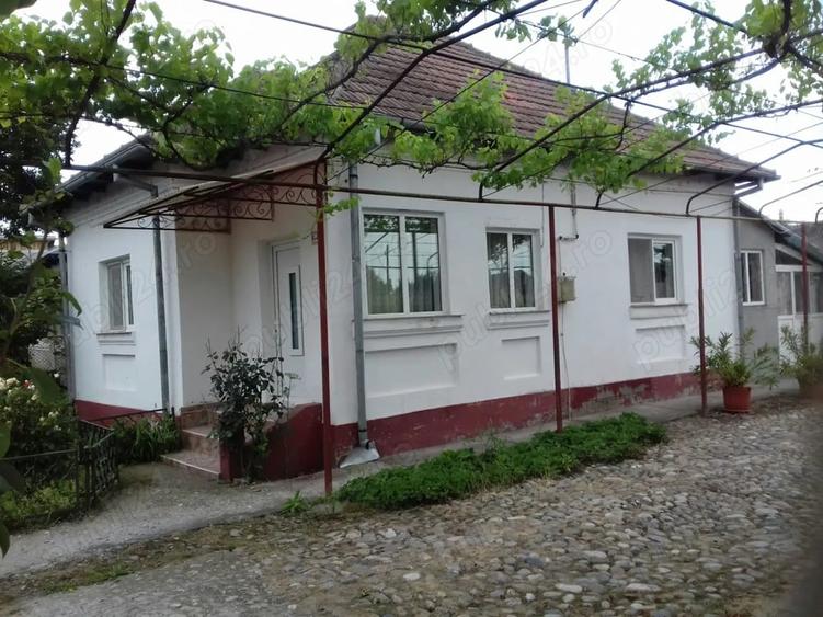 Casă cu 3 camere cu Teren 2100 Mp în Central