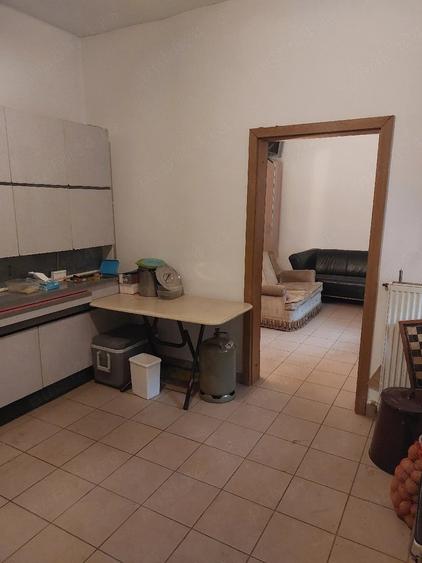 Casă cu 8 camere cu Teren 580 Mp în Central