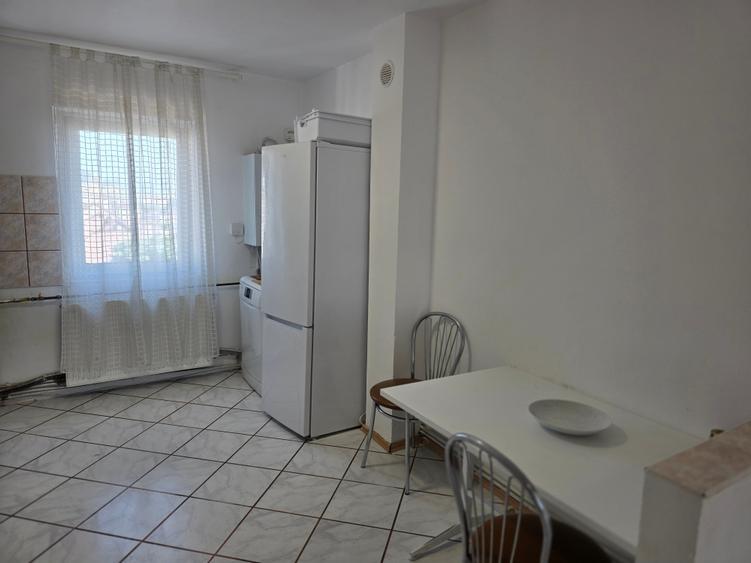 Apartament cu 3 camere decomandat în Dorobanți