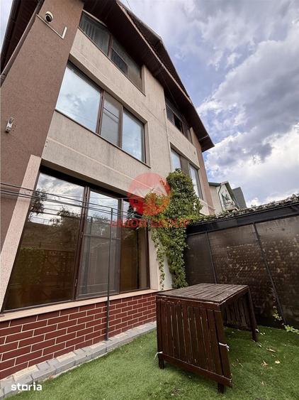 Casă cu 8 camere cu Teren 200 Mp în Central