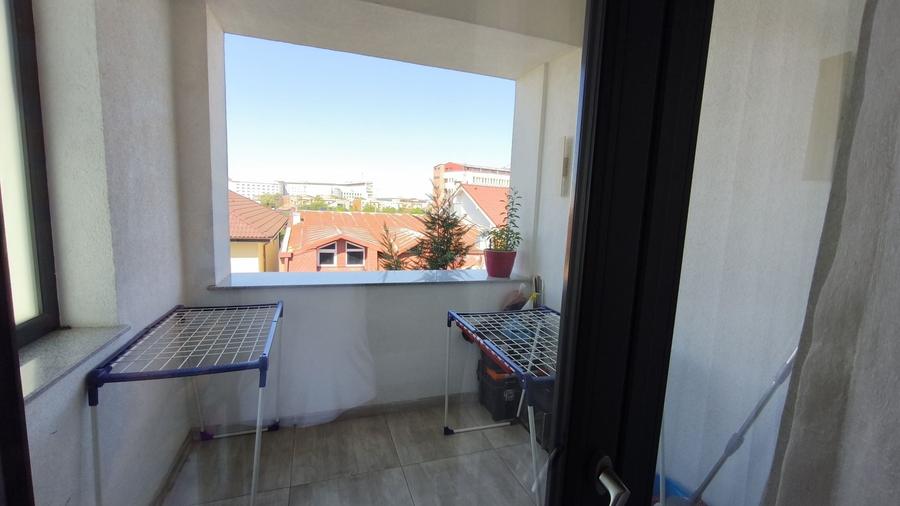 Apartament cu 4 camere decomandat în Est
