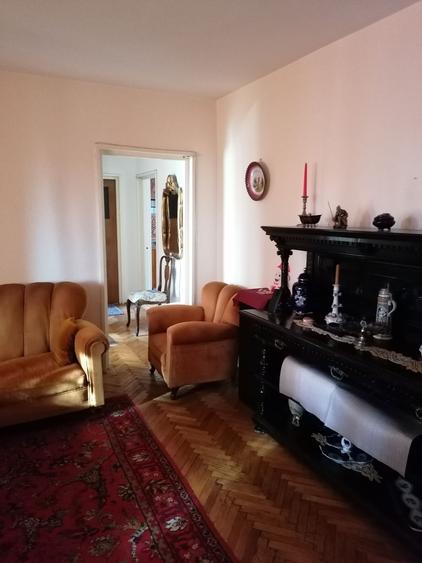 Apartament cu 3 camere semidecomandat în Obor