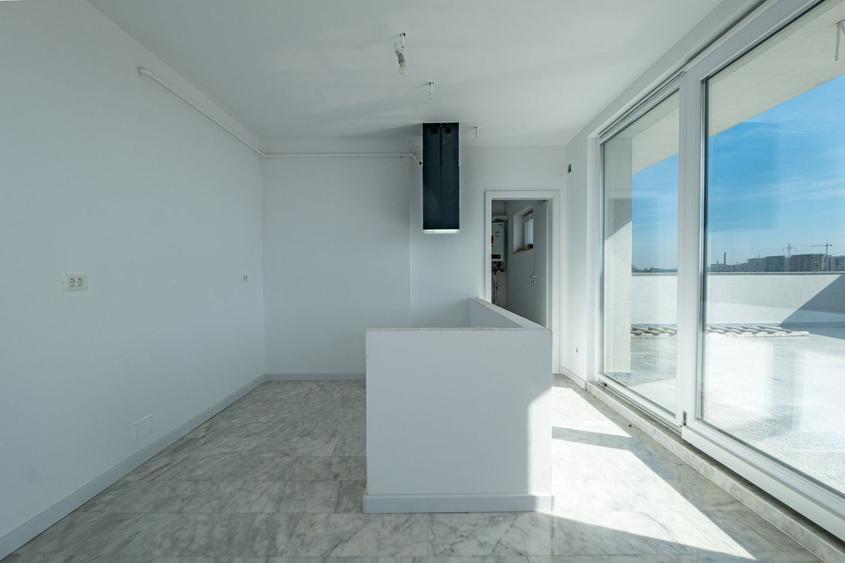 Apartament cu 4 camere semidecomandat în Metalurgiei