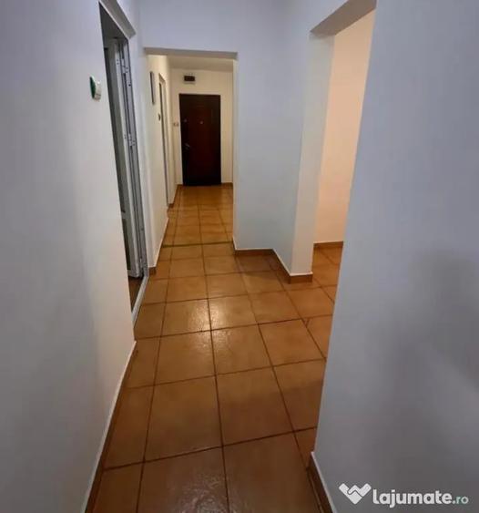 Apartament cu 4 camere decomandat în E3