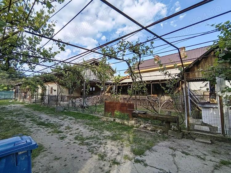 Casă cu 6 camere cu Teren 5019 Mp în Hurezani