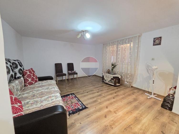 Casă cu 3 camere cu Teren 1000 Mp în Bătinești