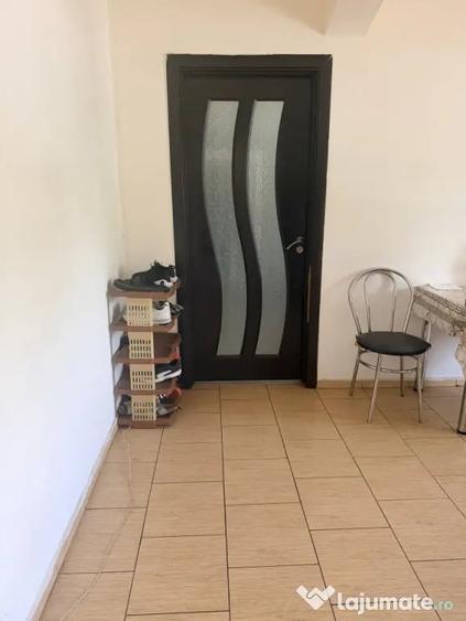 Apartament cu 2 camere semidecomandat în Craiovița Nouă