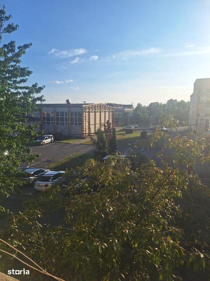 Apartament cu 3 camere semidecomandat în Săsar