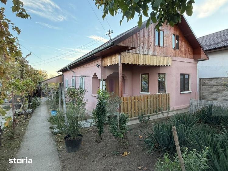 Casă cu 8 camere cu Teren 1300 Mp în Central
