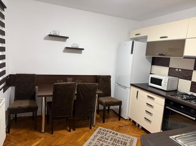Apartament cu 3 camere decomandat, mobilat în Central