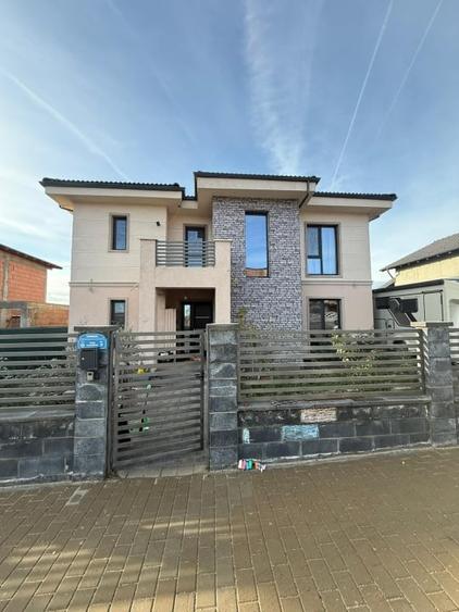 Casă individuală cu 4 camere cu Canalizare în Giarmata