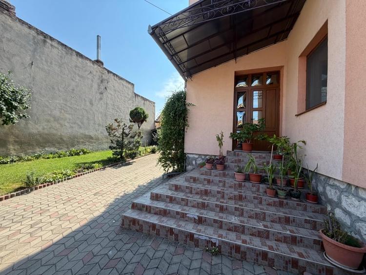 Casă individuală cu 8 camere cu Canalizare în Ultracentral
