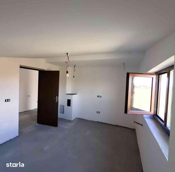 Casă cu 5 camere cu Teren 240 Mp în Câmpineanca