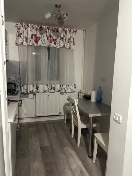 Apartament cu 3 camere decomandat, mobilat în Fizicienilor