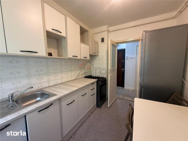 Apartament cu 3 camere semidecomandat în Podu Roș