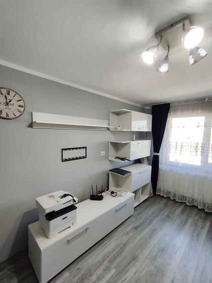 Apartament cu 3 camere semidecomandat în Central